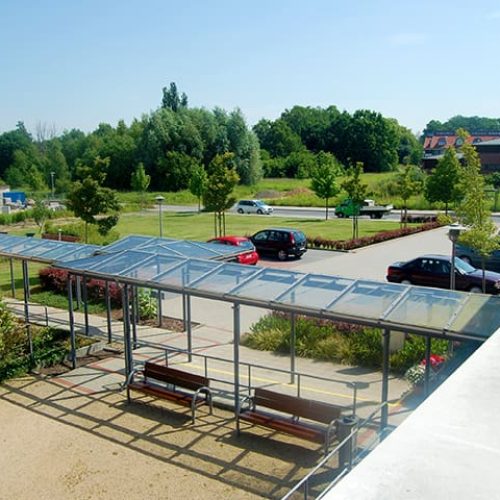 Bild: © WIEDERAUFBAU Blick von einem Balkon auf überdachte Bänke im Hof und den Parkplatz des Betreuten Wohnen Volkmarode.