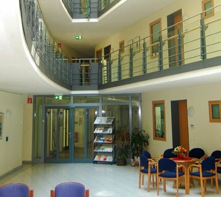 Bild: © WIEDERAUFBAU Das Foyer des Betreuten Wohnen Braunschweig-Weststadt mit zwei Sitzgruppen und der Tür zum Gemeinschaftsraum.