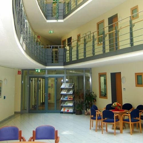 Bild: © WIEDERAUFBAU Das Foyer des Betreuten Wohnen Braunschweig-Weststadt mit zwei Sitzgruppen und der Tür zum Gemeinschaftsraum.