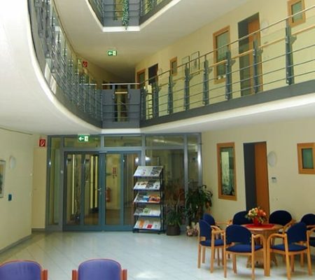 Bild: © WIEDERAUFBAU Das Foyer des Betreuten Wohnen Braunschweig-Weststadt mit zwei Sitzgruppen und der Tür zum Gemeinschaftsraum.