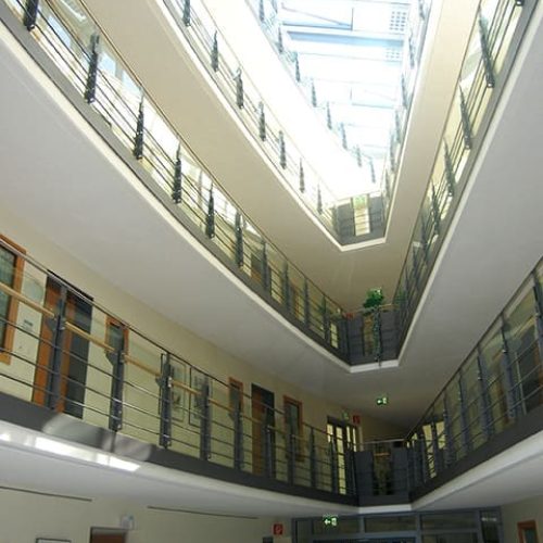Bild: © WIEDERAUFBAU Innenansicht des Betreuten Wohnen Braunschweig-Weststadt mit schmal zulaufenden Wänden und Blick auf die oberen Stockwerke.