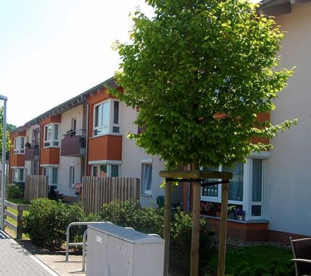 Bild: © WIEDERAUFBAU Außenansicht mit Balkonen des Betreuten Wohnens im Fasanenring 38 in Wendeburg.