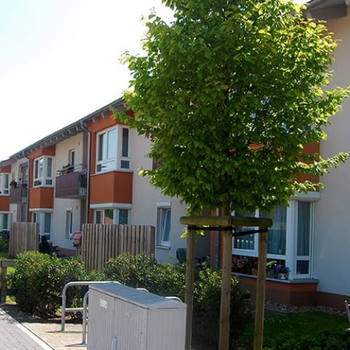 Bild: © WIEDERAUFBAU Außenansicht mit Balkonen des Betreuten Wohnens im Fasanenring 38 in Wendeburg.