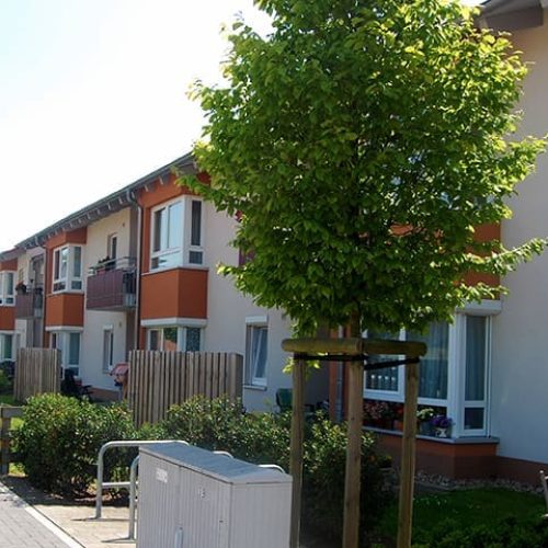 Bild: © WIEDERAUFBAU Außenansicht mit Balkonen des Betreuten Wohnens im Fasanenring 38 in Wendeburg.