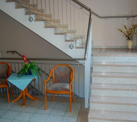 Bild: © WIEDERAUFBAU Treppenhaus mit Sitzgelegenheit des Betreuten Wohnens in Wendeburg.