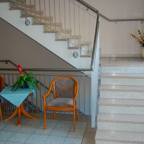 Bild: © WIEDERAUFBAU Treppenhaus mit Sitzgelegenheit des Betreuten Wohnens in Wendeburg.