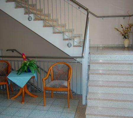 Bild: © WIEDERAUFBAU Treppenhaus mit Sitzgelegenheit des Betreuten Wohnens in Wendeburg.