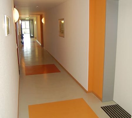 Bild: © WIEDERAUFBAU Flur zu den Wohnungen im Betreuten Wohnen Wendeburg, Fasanenring 38.