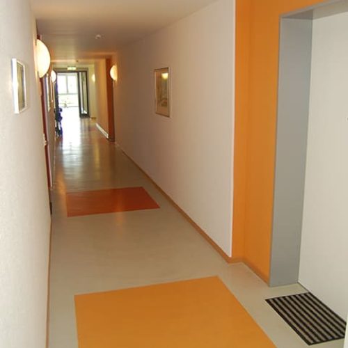 Bild: © WIEDERAUFBAU Flur zu den Wohnungen im Betreuten Wohnen Wendeburg, Fasanenring 38.