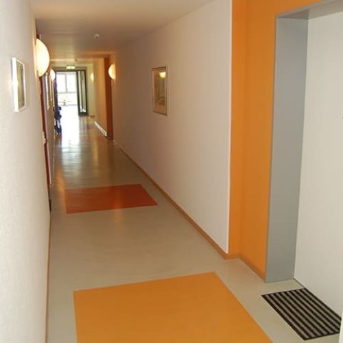 Bild: © WIEDERAUFBAU Flur zu den Wohnungen im Betreuten Wohnen Wendeburg, Fasanenring 38.