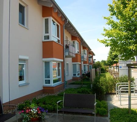 Bild: © WIEDERAUFBAU Seitenansicht des Betreuten Wohnen Wendeburg mit Balkonen und Terrassen.