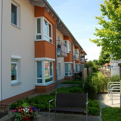 Bild: © WIEDERAUFBAU Seitenansicht des Betreuten Wohnen Wendeburg mit Balkonen und Terrassen.