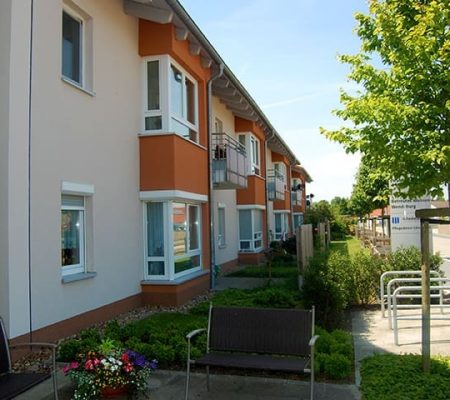 Bild: © WIEDERAUFBAU Seitenansicht des Betreuten Wohnen Wendeburg mit Balkonen und Terrassen.