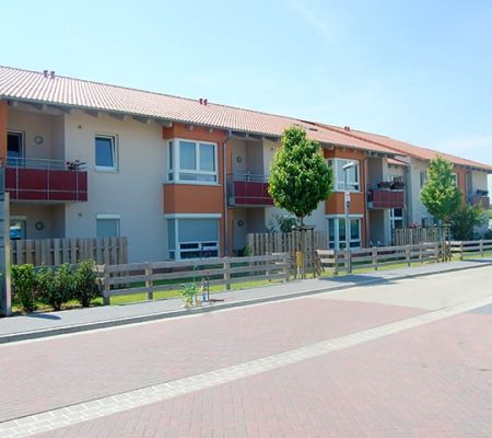 Bild: © WIEDERAUFBAU Außenansicht auf das mehrstöckige Betreute Wohnen Wendeburg mit Balkonen.