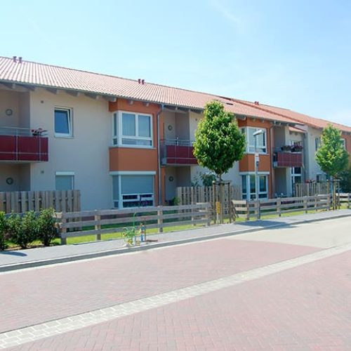 Bild: © WIEDERAUFBAU Außenansicht auf das mehrstöckige Betreute Wohnen Wendeburg mit Balkonen.