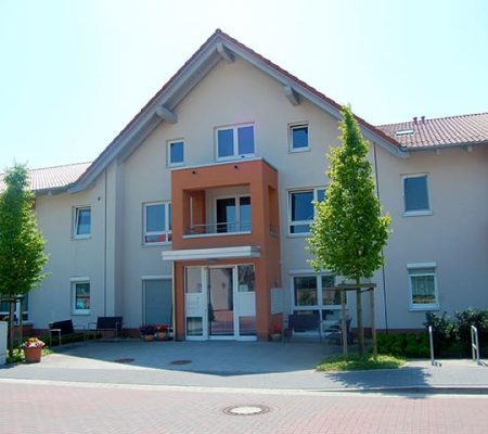 Bild: © WIEDERAUFBAU Eingangsbereich der Wohnen mit Zukunft-Anlage Fasanenring 38 in Wendeburg.