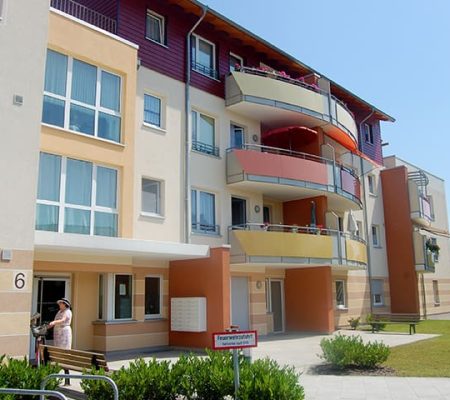 Bild: © WIEDERAUFBAU Eingangsbereich des mehrstöckigen Wohngebäudes mit Balkonen in Vechelde.