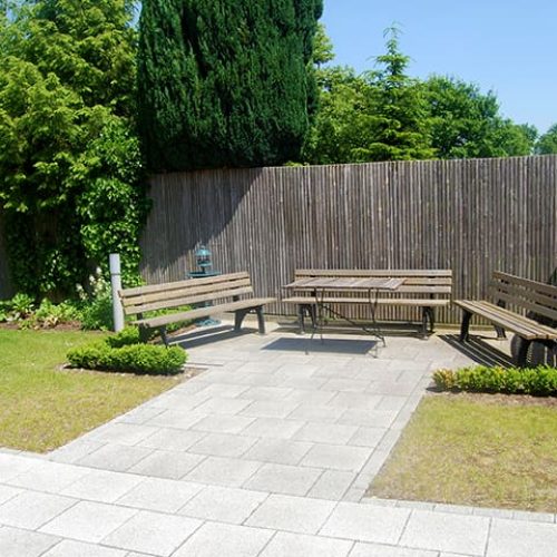 Bild: © WIEDERAUFBAU Sitzbereich in der Grünanlage des Betreuten Wohnens in Vechelde, Peiner Straße 6.