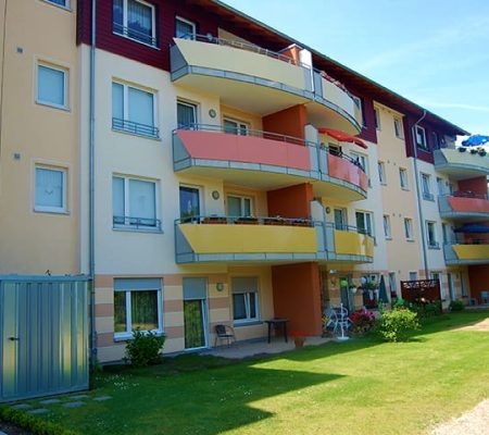 Bild: © WIEDERAUFBAU Außenansicht mit Balkonen und Terrassen des Betreuten Wohnens Vechelde.