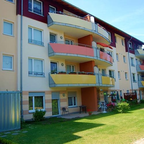 Bild: © WIEDERAUFBAU Außenansicht mit Balkonen und Terrassen des Betreuten Wohnens Vechelde.