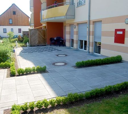 Bild: © WIEDERAUFBAU Gemeinschaftsterrasse des Betreuten Wohnen in der Peiner Straße 6 in Vechelde.