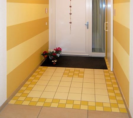 Bild: © WIEDERAUFBAU Ein Hausflur des Betreuten Wohnens in Vechelde, Peiner Straße 6.