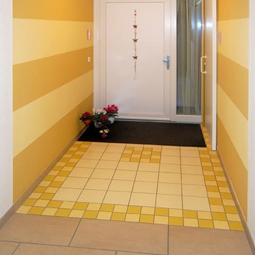 Bild: © WIEDERAUFBAU Ein Hausflur des Betreuten Wohnens in Vechelde, Peiner Straße 6.