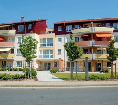 Bild: © WIEDERAUFBAU Straßenansicht auf das mehrstöckige Wohngebäude "Wohnen mit Zukunft" in Vechelde.