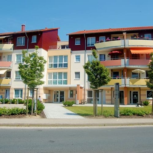 Bild: © WIEDERAUFBAU Straßenansicht auf das mehrstöckige Wohngebäude "Wohnen mit Zukunft" in Vechelde.
