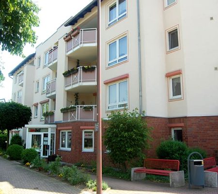 Bild: © WIEDERAUFBAU Außenansicht auf das mehrstöckige Betreute Wohnen im Cachanring 39 in Vechelde, mit Balkonen.