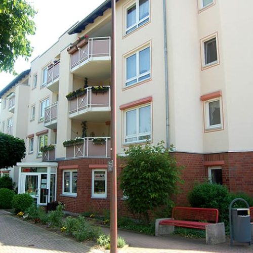 Bild: © WIEDERAUFBAU Außenansicht auf das mehrstöckige Betreute Wohnen im Cachanring 39 in Vechelde, mit Balkonen.