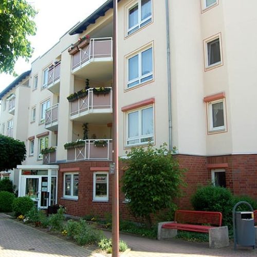 Bild: © WIEDERAUFBAU Außenansicht auf das mehrstöckige Betreute Wohnen im Cachanring 39 in Vechelde, mit Balkonen.