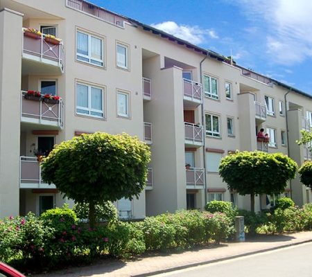 Bild: © WIEDERAUFBAU Außenansicht mit Balkonen des Wohnen mit Zukunft Cachanring 39 in Vechelde.