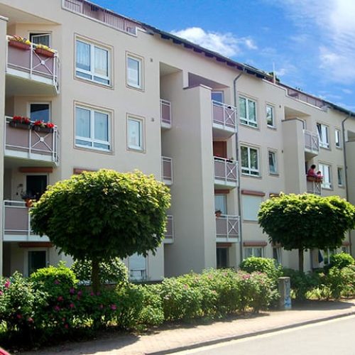 Bild: © WIEDERAUFBAU Außenansicht mit Balkonen des Wohnen mit Zukunft Cachanring 39 in Vechelde.