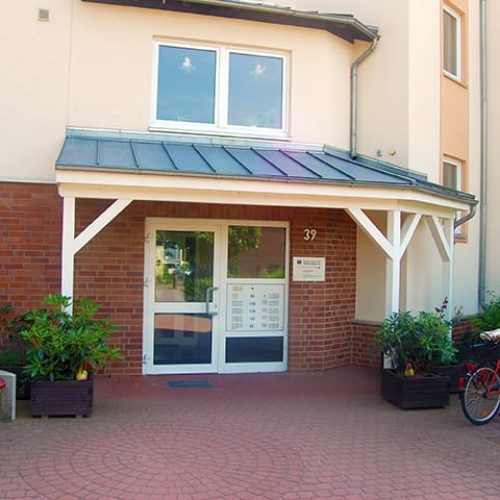Bild: © WIEDERAUFBAU Eingangsbereich des Betreuten Wohnen Cachanring 39 in Vechelde.