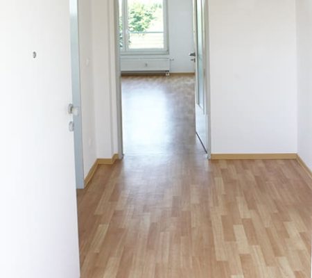 Bild: © WEDERAUFBAU Der Eingangsbereich einer Wohnung mit hellem Fußboden des Betreuten Wohnen Broitzem.