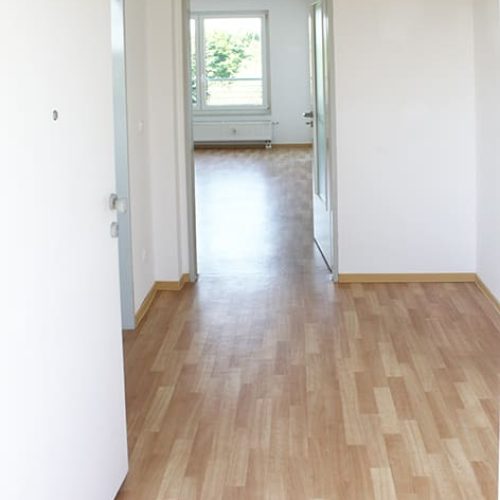 Bild: © WEDERAUFBAU Der Eingangsbereich einer Wohnung mit hellem Fußboden des Betreuten Wohnen Broitzem.