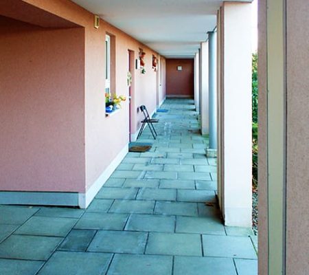 Bild: © WIEDERAUFBAU Laubengang des Betreuten Wohnen Steiferlingen 1 in Cremlingen.