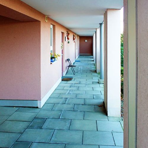 Bild: © WIEDERAUFBAU Laubengang des Betreuten Wohnen Steiferlingen 1 in Cremlingen.