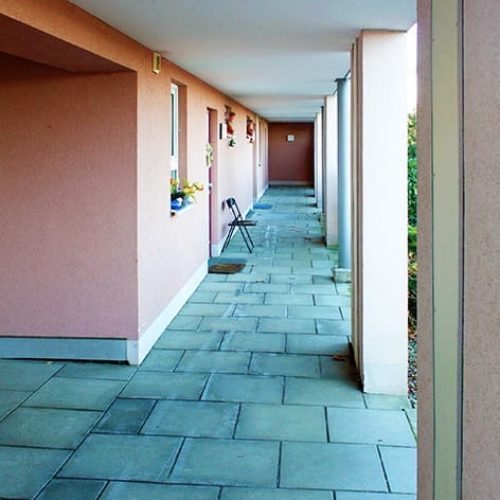 Bild: © WIEDERAUFBAU Laubengang des Betreuten Wohnen Steiferlingen 1 in Cremlingen.