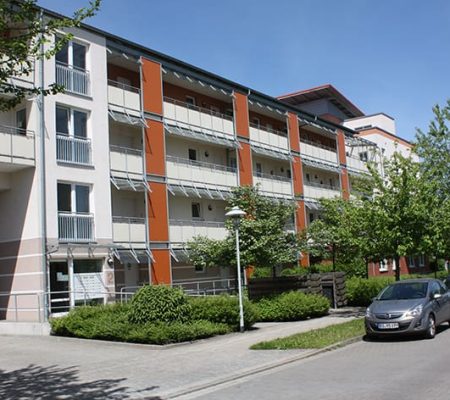 Bild: © WEDERAUFBAU Mehrstöckiger Wohnkomplex mit Laubengängen des Betreuten Wohnens Broitzem.