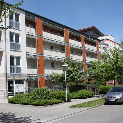 Bild: © WEDERAUFBAU Mehrstöckiger Wohnkomplex mit Laubengängen des Betreuten Wohnens Broitzem.