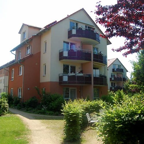 Bild: © WIEDERAUFBAU Blick von der Grünanlage auf das mehrstöckige Betreute Wohnen mit Balkonen in Querum.