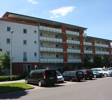 Bild: © WEDERAUFBAU Der mehrstöckiger Wohnkomplex des Betreuten Wohnens Broitzem mit Parkbuchten.