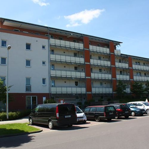 Bild: © WEDERAUFBAU Der mehrstöckiger Wohnkomplex des Betreuten Wohnens Broitzem mit Parkbuchten.