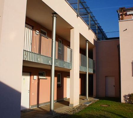 Bild: © WIEDERAUFBAU Außenansicht des mehrstöckigen Wohngebäudes mit Laubengang des Betreuten Wohnen Cremlingen.