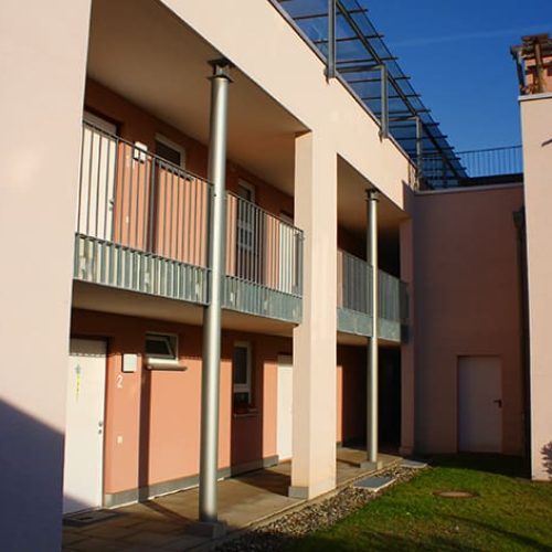 Bild: © WIEDERAUFBAU Außenansicht des mehrstöckigen Wohngebäudes mit Laubengang des Betreuten Wohnen Cremlingen.