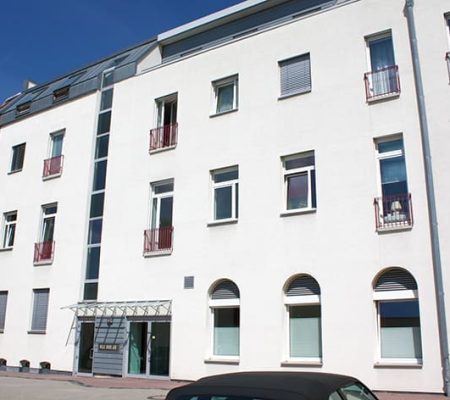 Bild: © WEDERAUFBAU Das mehrstöckige Gebäude des Betreuten Wohnens Juliusstraße.