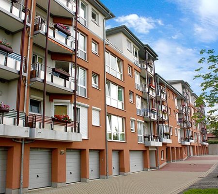 Bild: © WIEDERAUFBAU Rückansicht auf das Betreute Wohnen mit Balkonen und Garagenanlage in Wolfenbüttel.