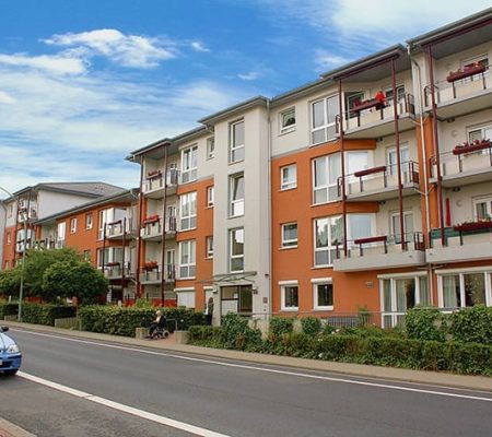 Bild: © WIEDERAUFBAU Außenansicht auf das mehrstöckige Gebäude "Wohnen mit Zukunft" in Wolfenbüttel.